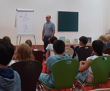 Bürgerschule Alfeld: Ingo Siegner zeichnet den Drachen Kokosnuss