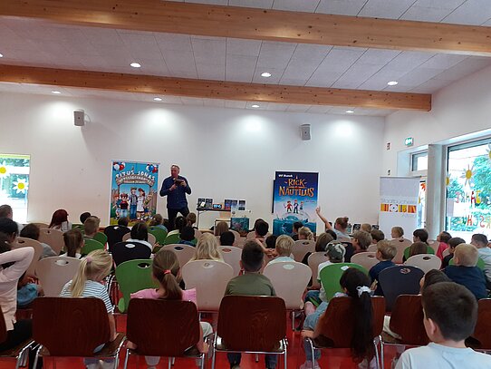 Autor Ulf Blanck liest in der Mensa der Bürgerschule aus „Die drei ???“ Autor Ulf Blanck liest in der Mensa der Bürgerschule aus „Die drei ???“