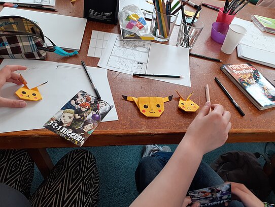 Auch Origami, die japanische Kunst des Papierfaltens, wurde ausprobiert: hier am Beispiel von Pikachu! Auch Origami, die japanische Kunst des Papierfaltens, wurde ausprobiert: hier am Beispiel von Pikachu!