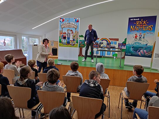 Applaus für Ulf Blanck von den Schülerinnen und Schüler der Dohnser Schule und Christina Sürig von der Stadtbücherei Alfeld Applaus für Ulf Blanck von den Schülerinnen und Schüler der Dohnser Schule und Christina Sürig von der Stadtbücherei Alfeld