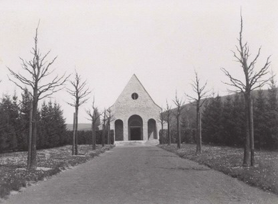 Die nahezu fertige Friedhofskapelle, vermutlich im Frühjahr 1938.