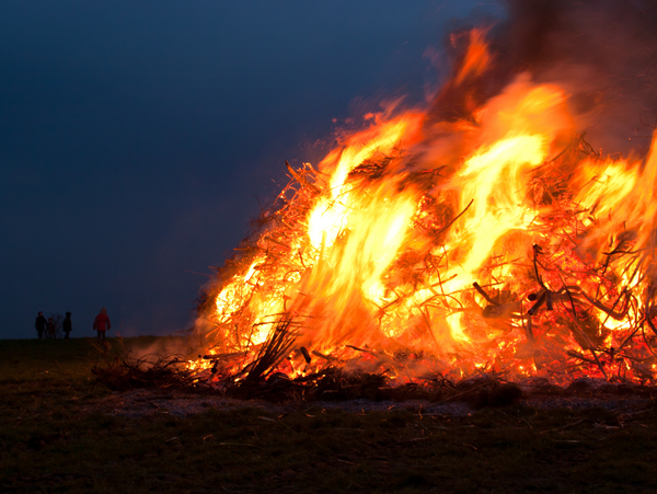 Brennendes Osterfeuer Brennendes Osterfeuer