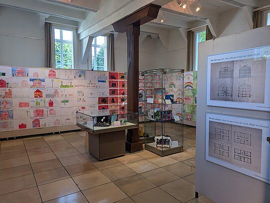 Einblicke in die Ausstellung Meine Bürgerschule – Meine Bücherei – 130 Jahre von 1895 – 2025“ Einblicke in die Ausstellung Meine Bürgerschule – Meine Bücherei – 130 Jahre von 1895 – 2025“